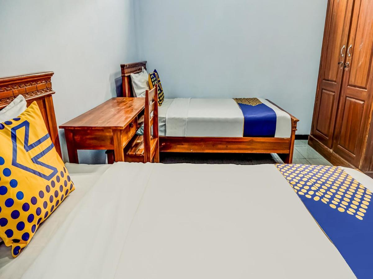 Spot On 90797 Sukun Syariah Homestay Маланг Экстерьер фото